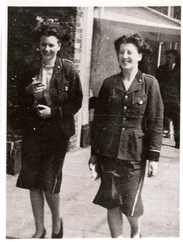 Margaret Hunt, usherette at the Shaftsbury cinema, Portsmouth, 1940. © Image courtesy of Eva Balogh's private collection. Margaret Hunt, usherette at the Shaftsbury cinema, Portsmouth, 1940. © Image courtesy of Eva Balogh's private collection.